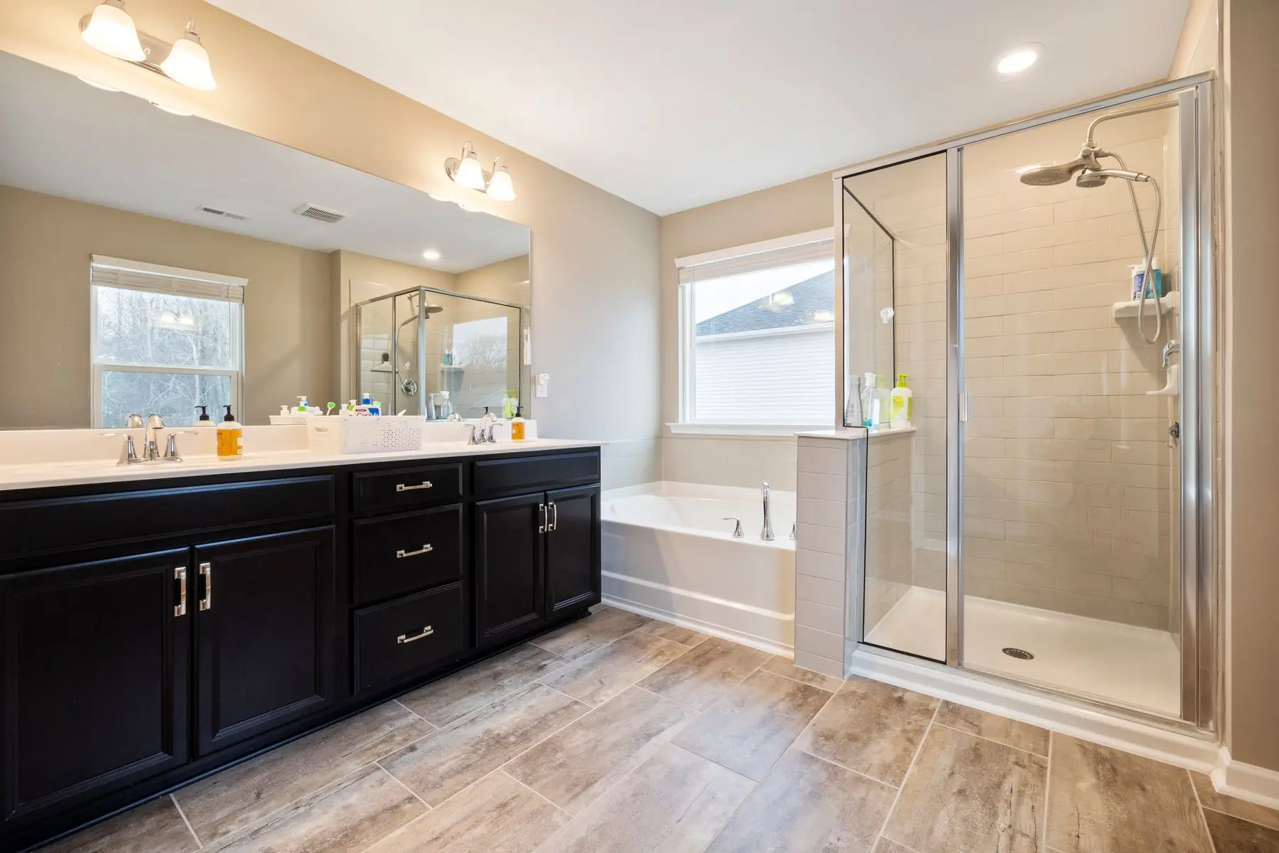 Double vanity with a recirculation loop