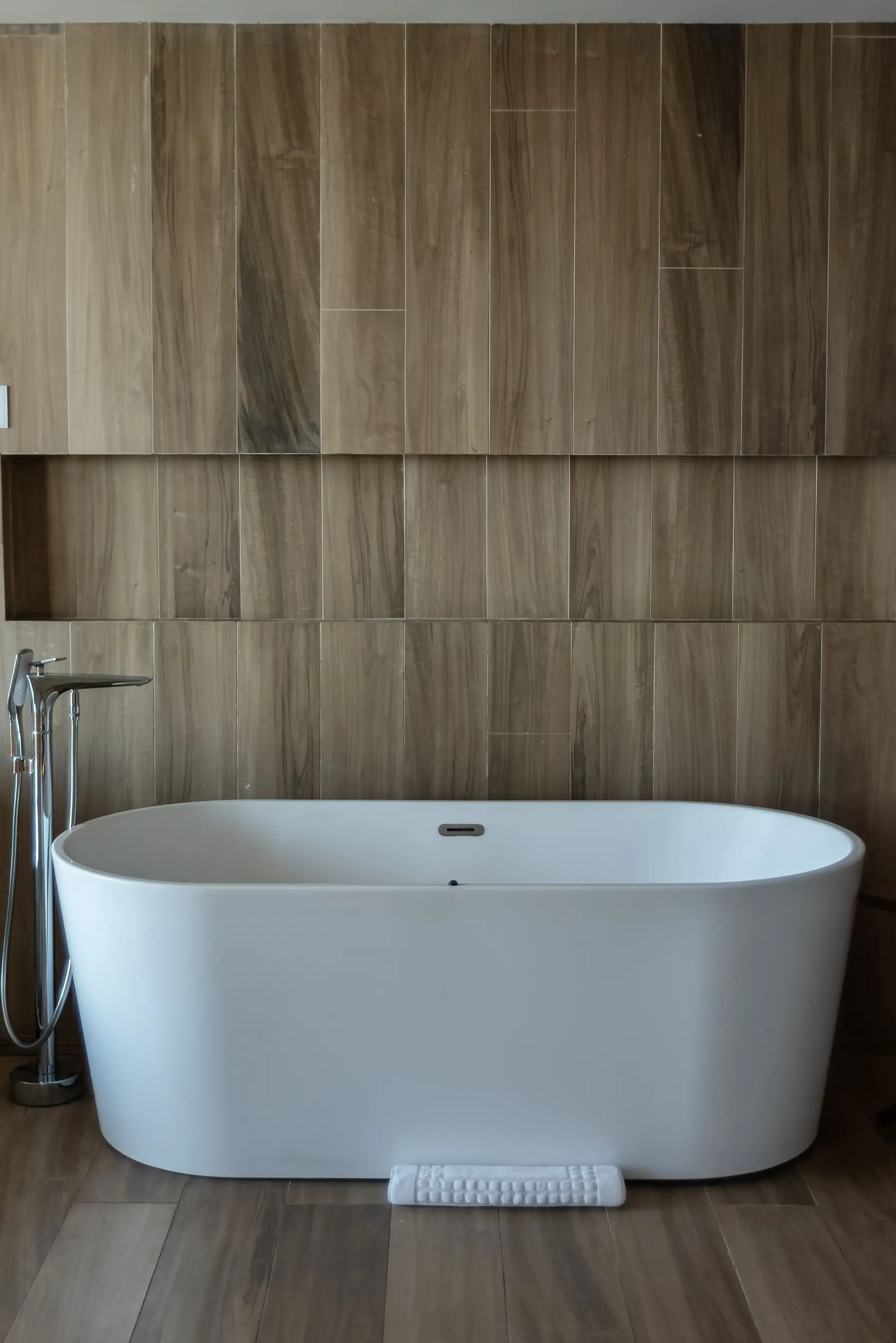 Freestanding tub with a floor-mounted filler
